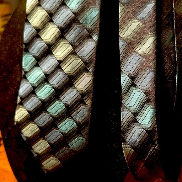 Stafford men’s geometric tie, great for evening events or office 👔 - Picture 2 of 4